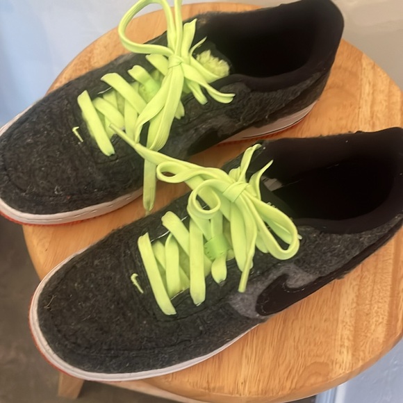 Nike Air Force 1 LV8 size 5Y / 6.5 women worn once grey felt with yellow laces - Picture 8 of 8